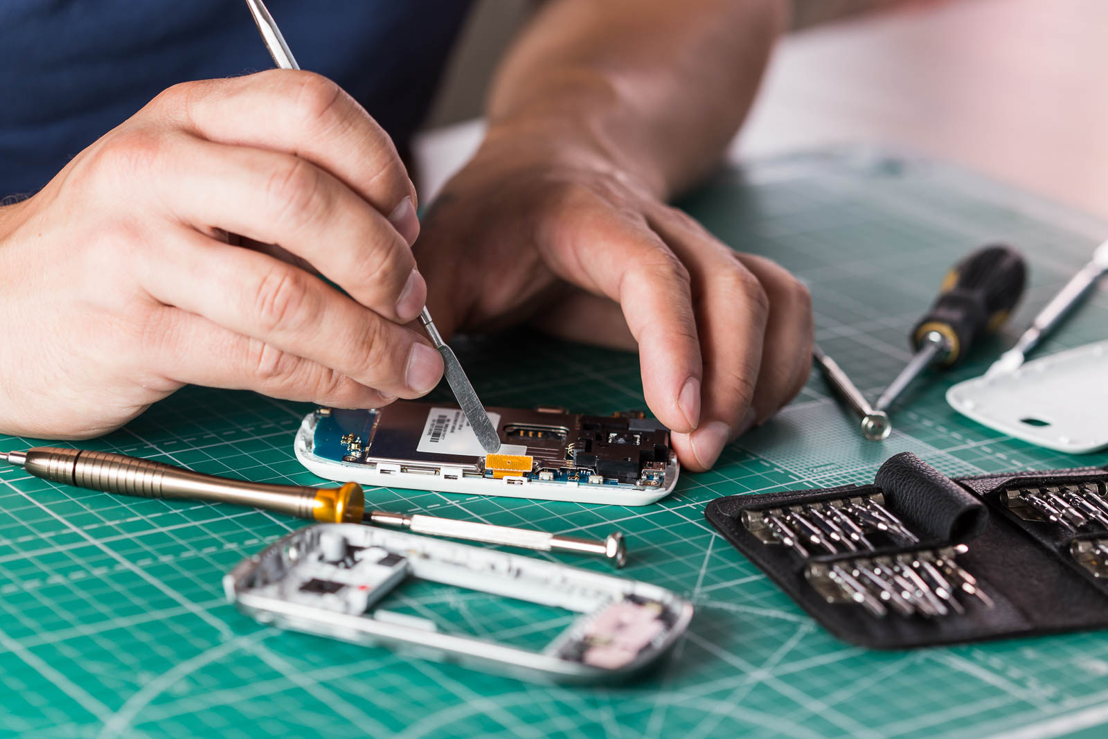Revealed: The climate cost of ‘disposable smartphones’